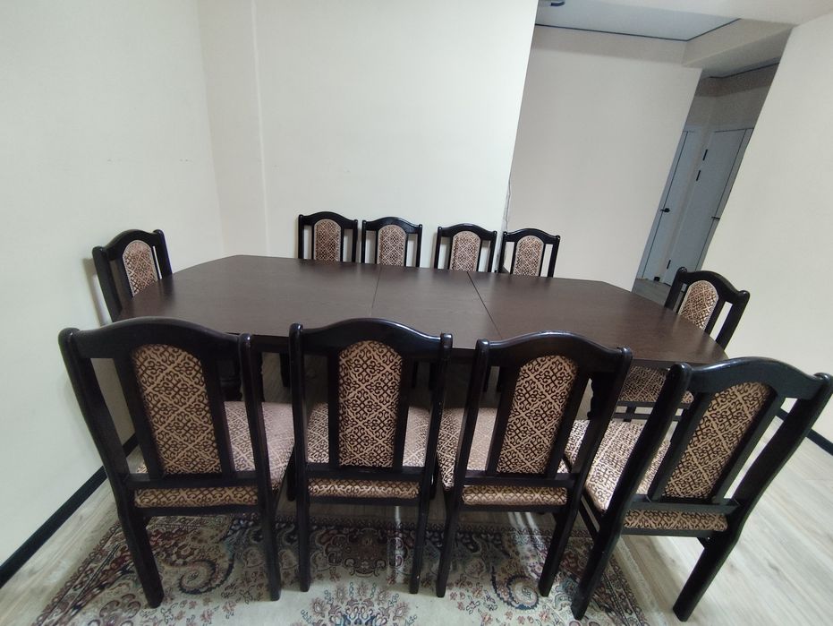 Стол со стульями