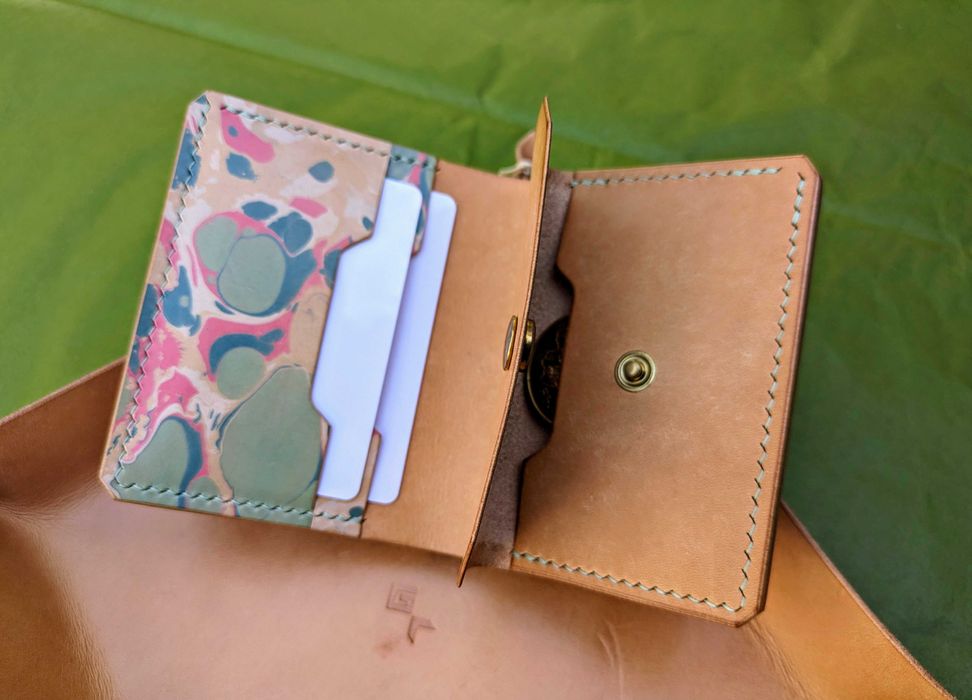 Портфейл от натурална и marbled растително дъбена телешка кожа