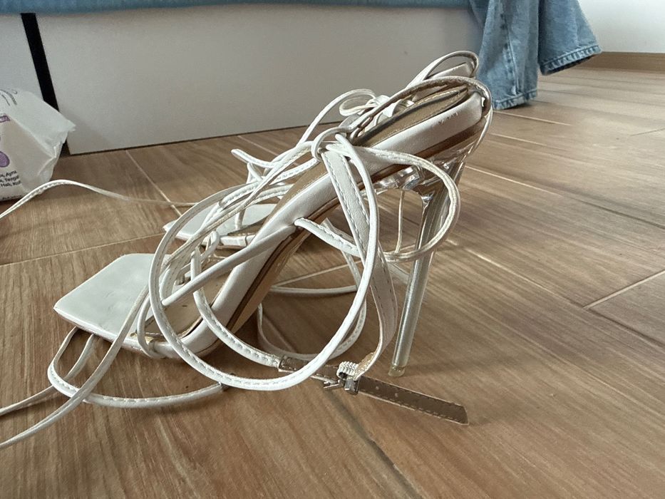 Бели сандали с ток