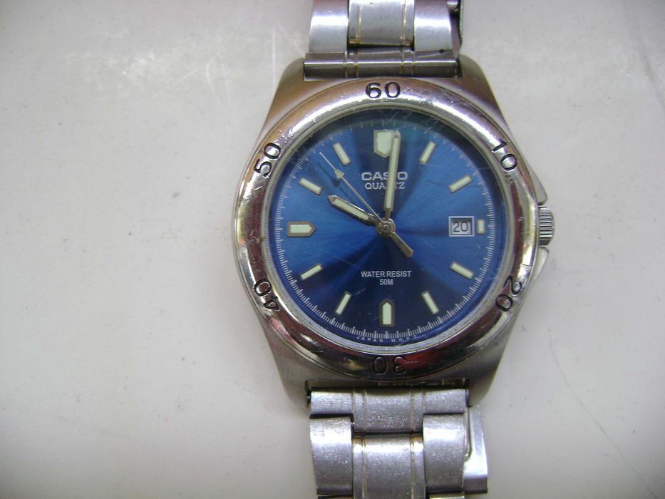 Продавам 5 броя кварцови часовника Fossil,Casio,Swatch