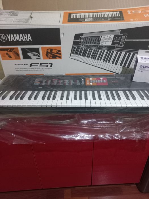 YAMAHA PSR-F51 pianino