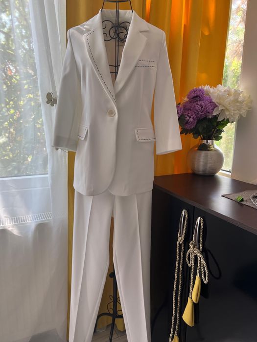 Vand costum alb dama nou