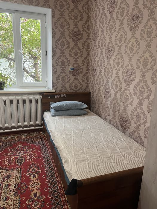 Продам две кровати,шкаф,полку,стол
