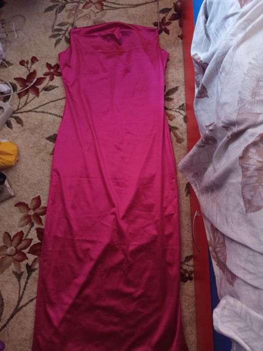 Vând rochie dama lungă roz cu o crăpătură in partea stângă .