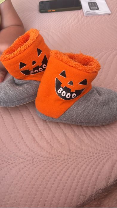 Papucei de casa cu Halloween