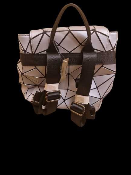 Meli Melo
Rucsac argintiu cu modele geometrice NOU!