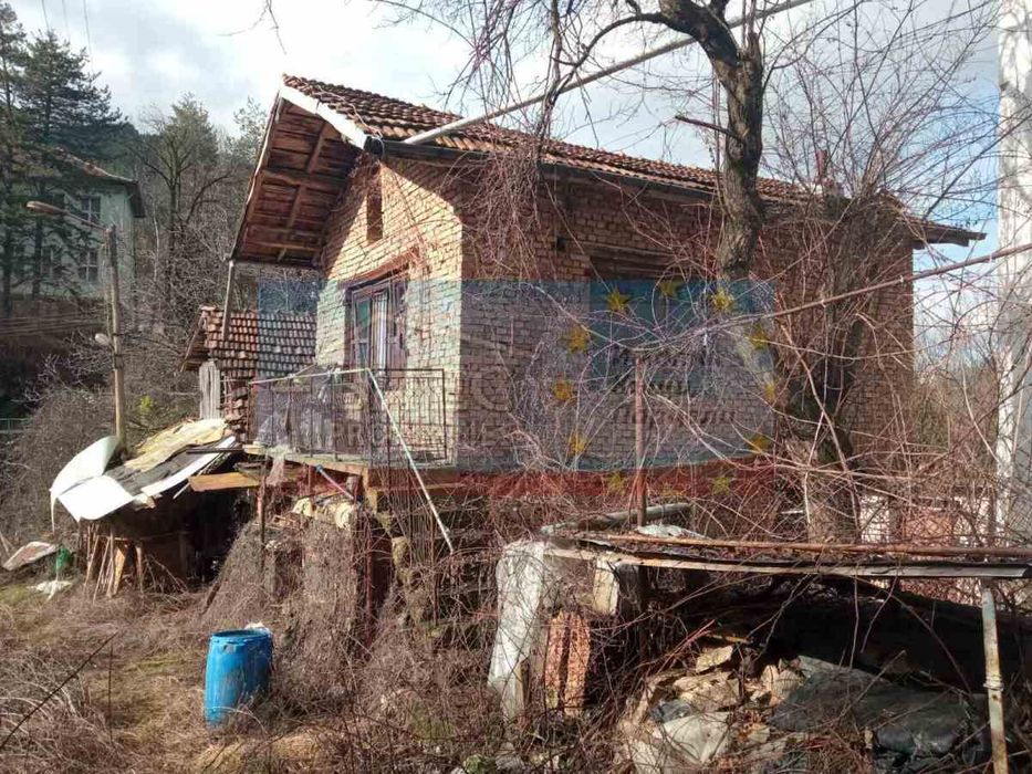 2 къщи с двор 457 м2 в с. Лопян