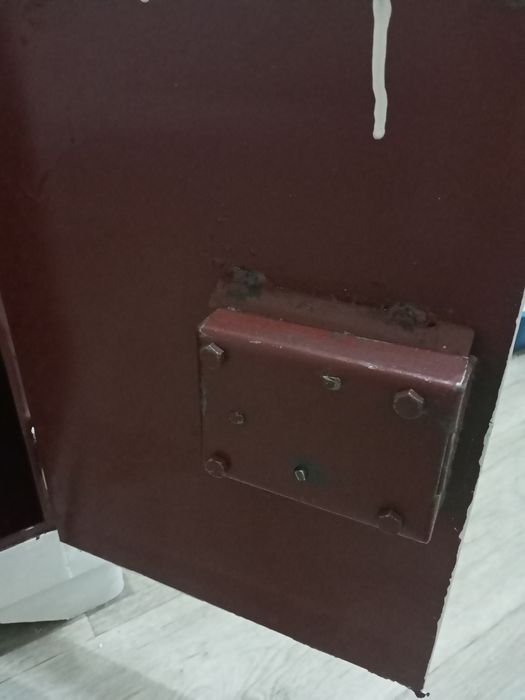 Продам железный сейф с замком.