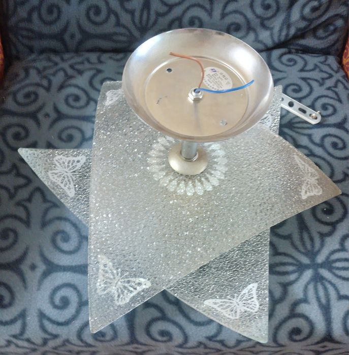 Продаю небольшую люстру.