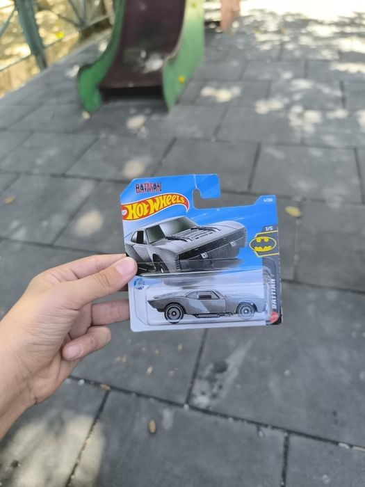Машина бэтмобиль hot wheels