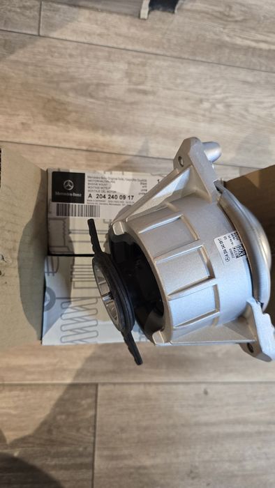 Подушка двигателя на mercedes W204,mercedes W212