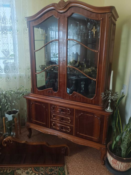 Сервант. горка .витрина . дерево Румыния