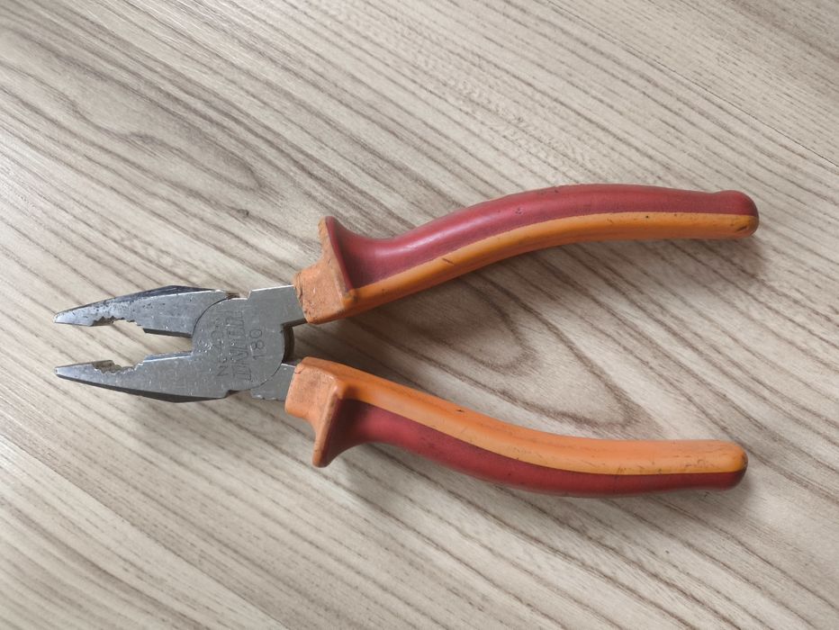 Инструменти за електротехници