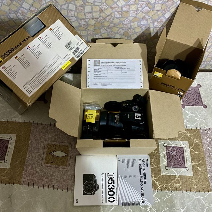 Nikon D5300. Nikkor 18-105 VR, Nikkor 35 m 1:1.8 G, Акумы, Документы.