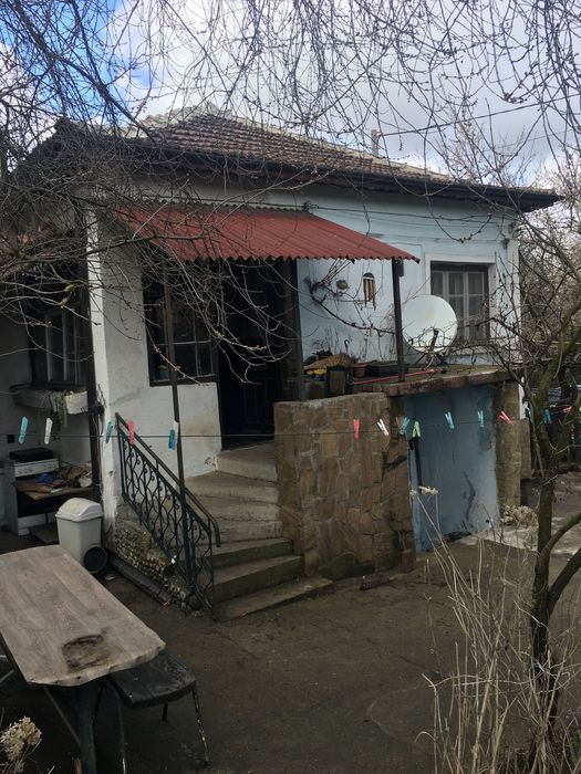 Къща с двор и промишлена  сграда