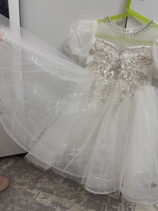 Продам платье на 6-7 лет