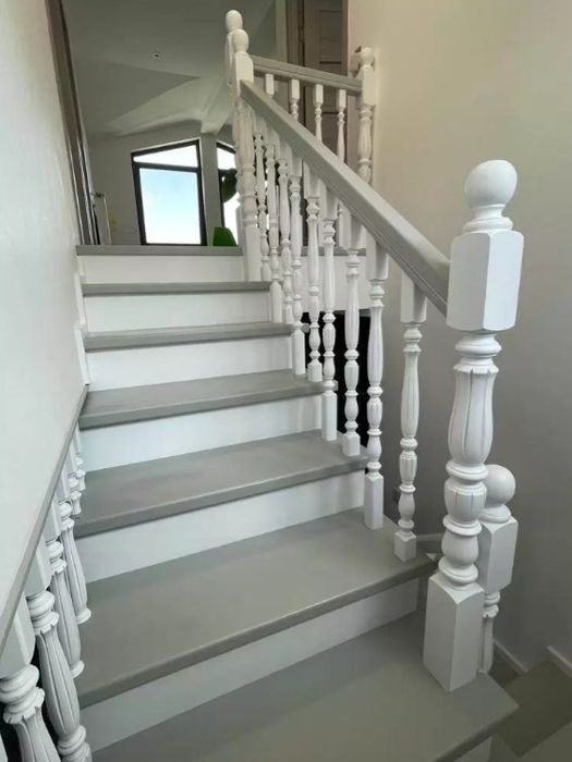 Scări și balustrade din lemn masiv...