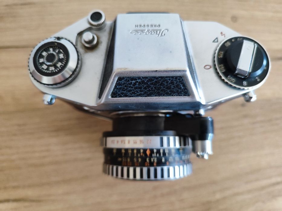 Лентов фотоапарат Exa 500 (произведен от Ihagee / Pentacon в Източна Германия) с монтиран класически обектив Carl Zeiss Jena Tessar 50mm f/2.8.