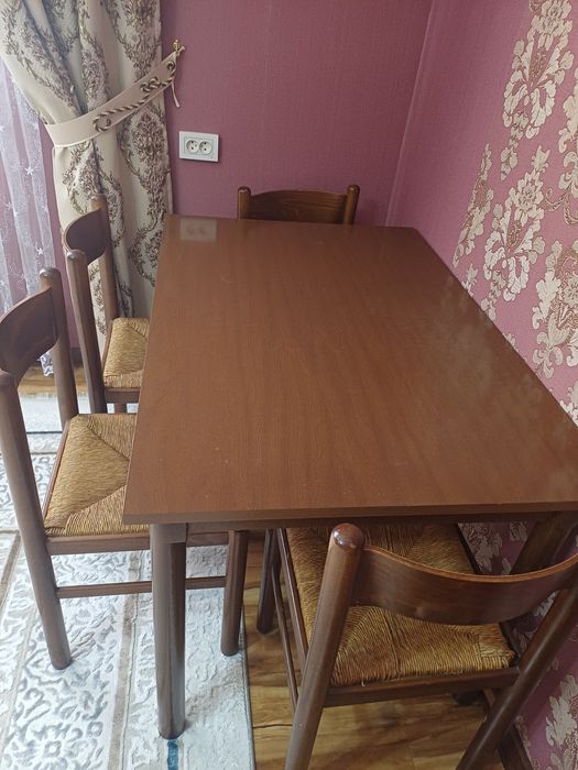 Деревянный кухонный стол со стульями