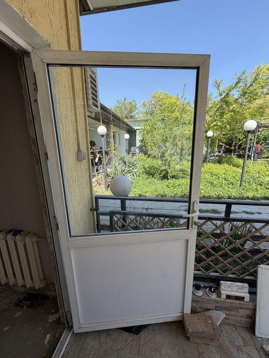 Продам пластиковые окна и дверь.