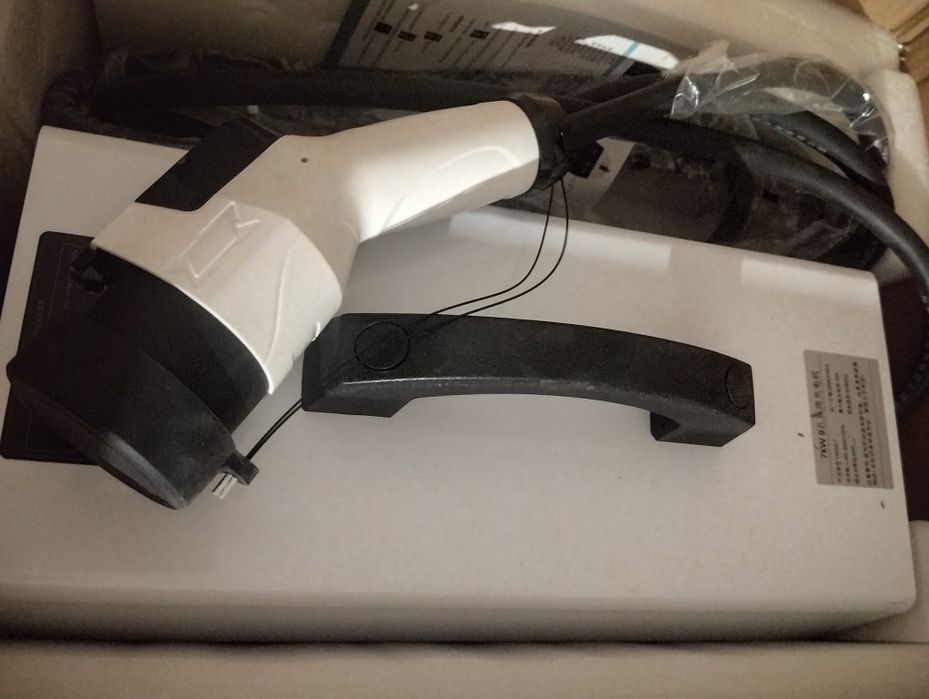 Продам оригинальную зарядку на HONGQI