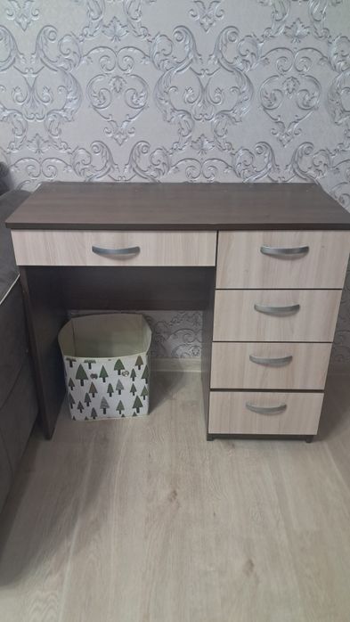 Стол небольшой для работы