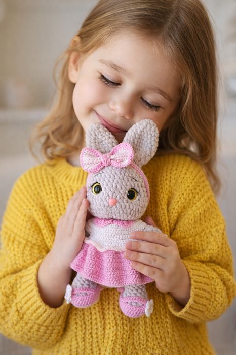 Вязаная игрушка зайчик