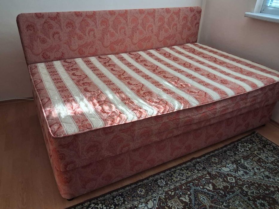 Продаваме обзавежане - спалня, маса с 4 стола, холова гарнитура, единично и двойно легло