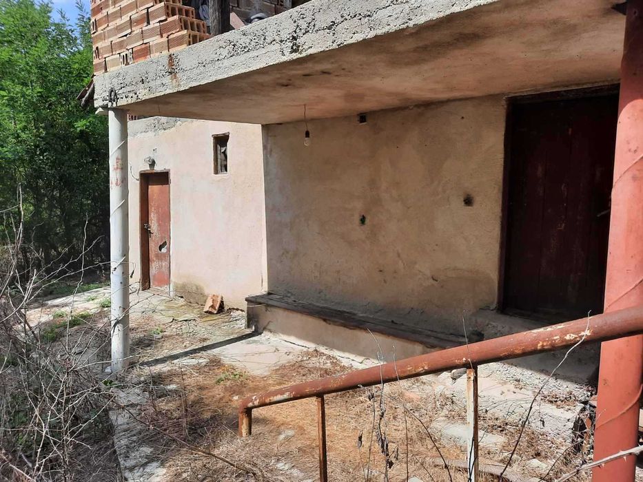 Къща и лятна кухня