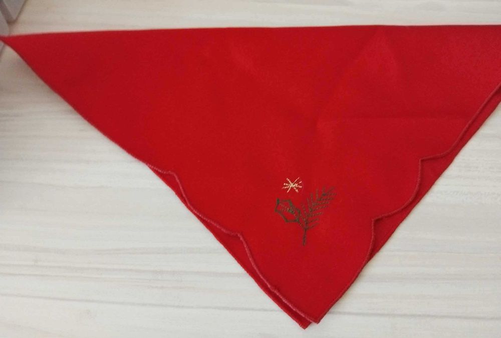 Каре/тишлайфер и кърпи/салфетки с бродерия коледни