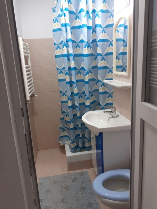 Închiriez apartament cu 2 camere