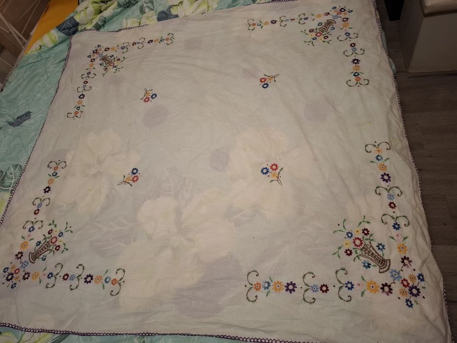 Стара бродирана покривка