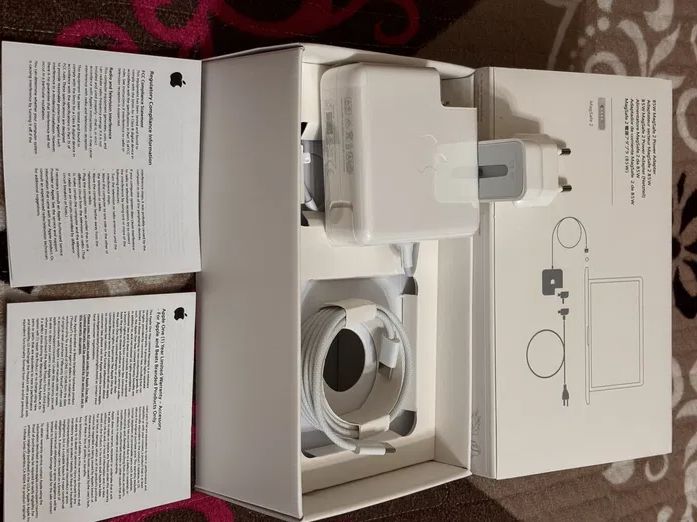 на MacBook 45W - зарядка, блок питания . .
