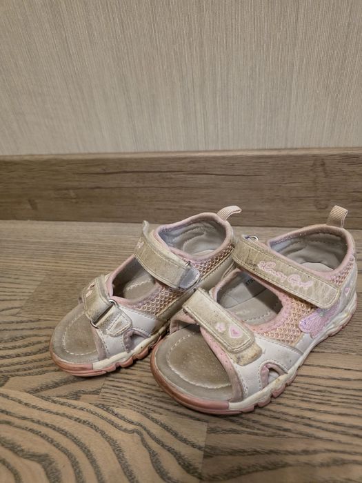 Продам 4 пары обуви для девочки