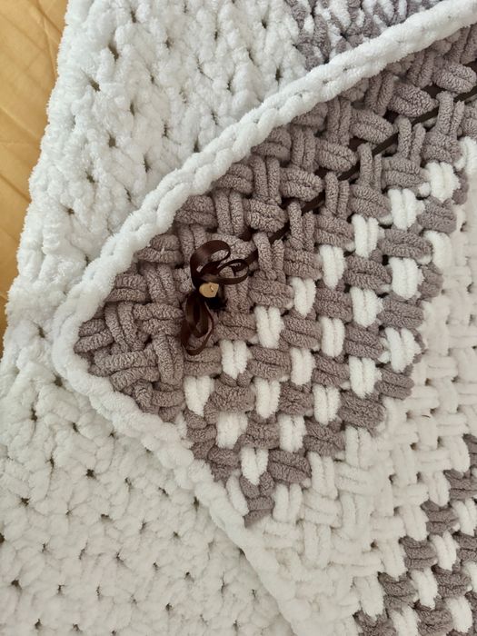 Ръчно плетено килимче овчица и одеалце