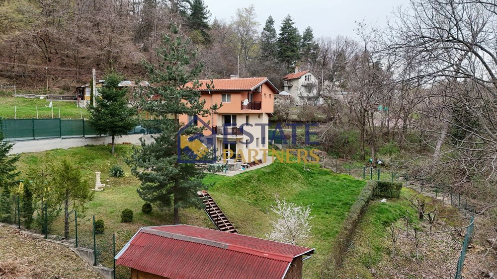 Къща в Пловдив, област-с.Гълъбово площ 186 цена 298000