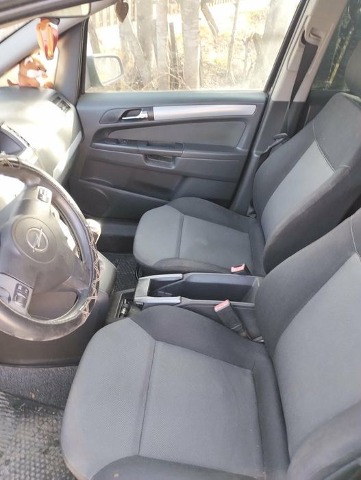 Vând sau schimb Opel zafira