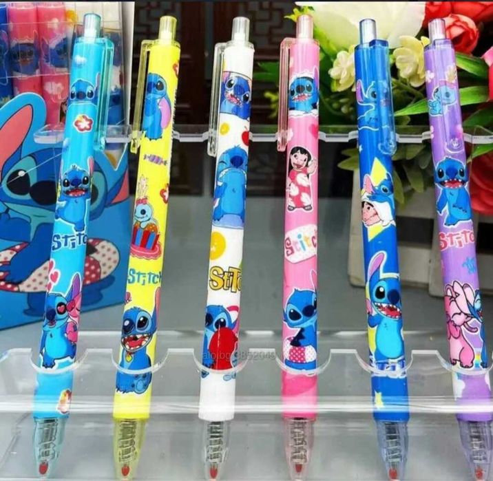 Калкулатор, химикалки и сухо лепило и други неща на Стич