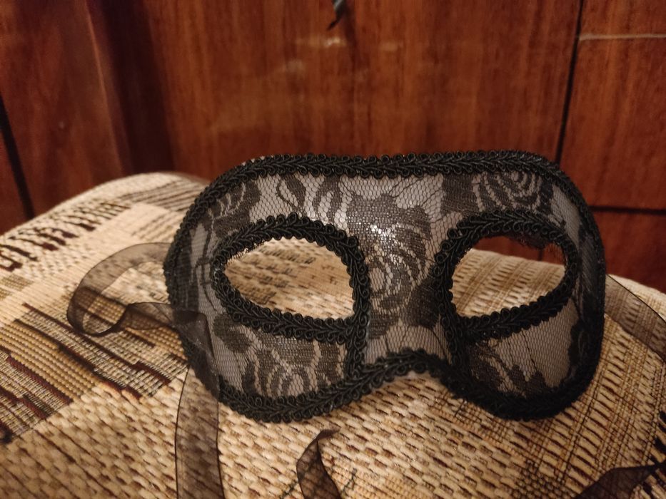 Элегантная карнавальная маска для женщин