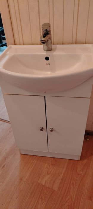 Раковина с тумбой и смесителем