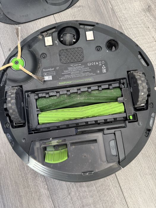 iRobot Roomba i7 + cleaning base