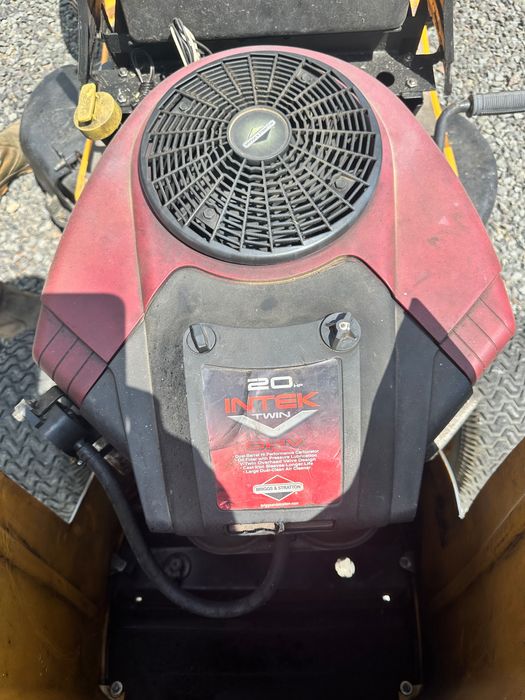 Tractoraș tuns gazonul