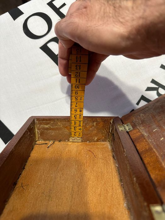 Vând cutie din lemn cu chihlimbar