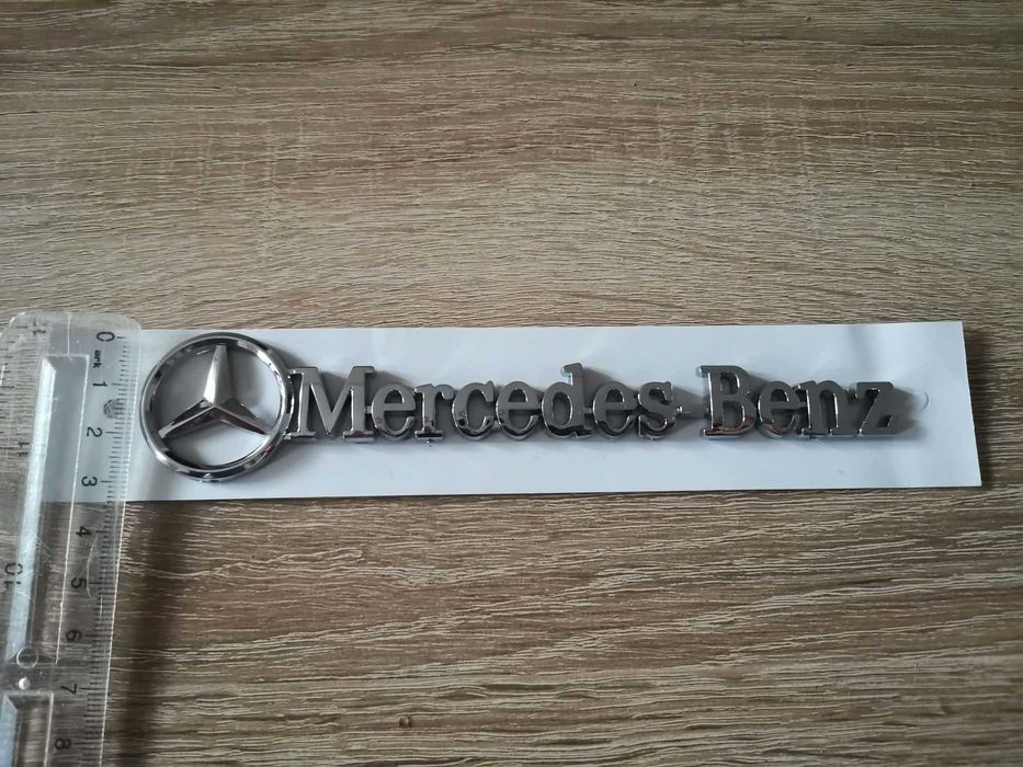 сребрист надпис Mercedes-Benz малък размер