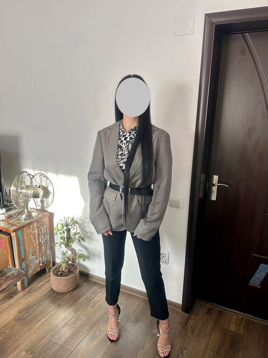 Vând sacouri diferite mărimi