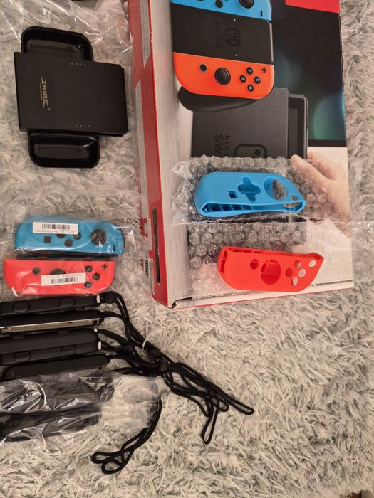 Vând Consolă Nintendo Switch V1 cu multe accesorii și jocuri
Nintendo Switch V1 MODABIL (Unpatched) + 4 Perechi Joy-Cons + Alte Accesorii + Jocuri + A