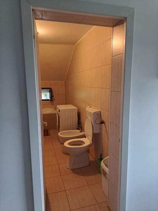 Închiriez cameră la curte pentru elevi