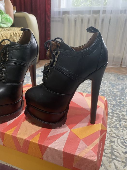 Продам ботильоны размер 34