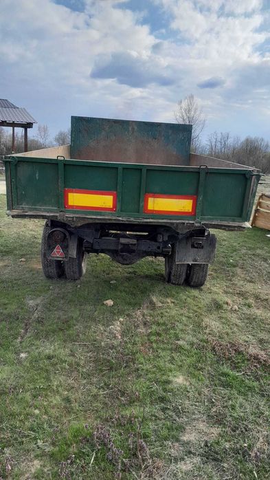Remorcă basculabilă pe 3 părți