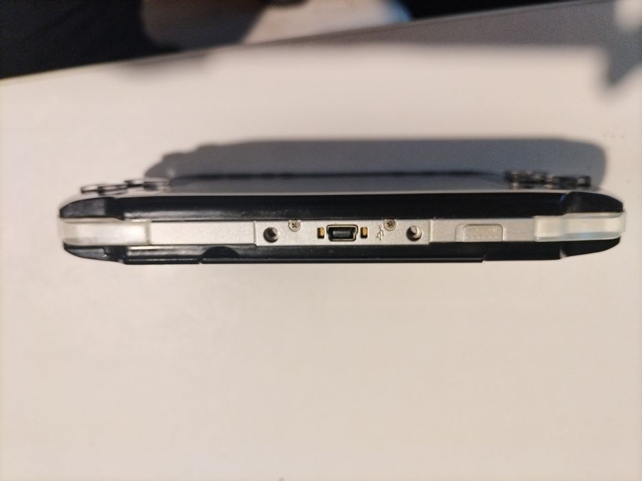 Vând un psp mini cu 3 jocurii